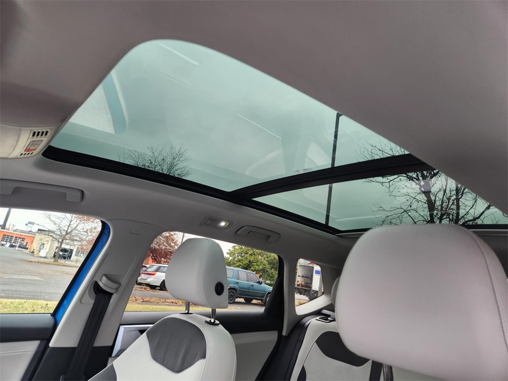 2025 Volkswagen Taos SE photo 2