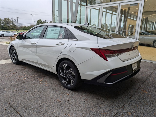 2025 Hyundai Elantra SEL Convenience photo 3