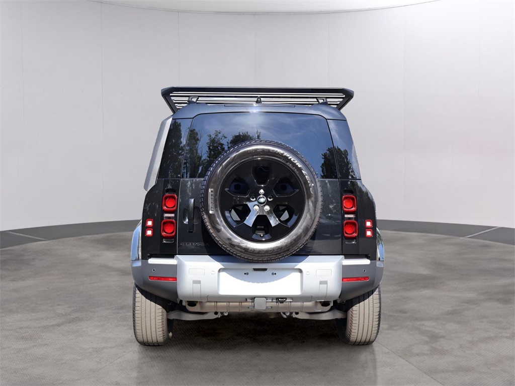 2024 Land Rover Defender 110 S photo 4