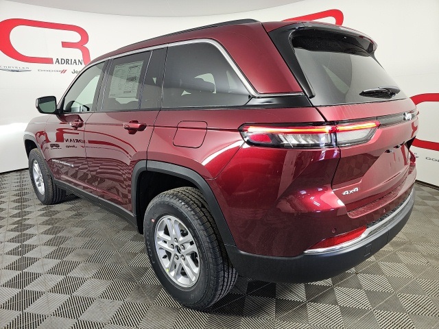 2025 Jeep Grand Cherokee Laredo photo 4