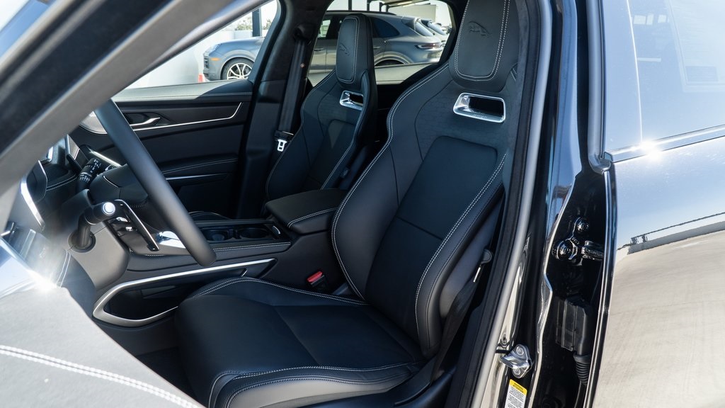 2025 Jaguar F-PACE P250 R-Dynamic S photo 8
