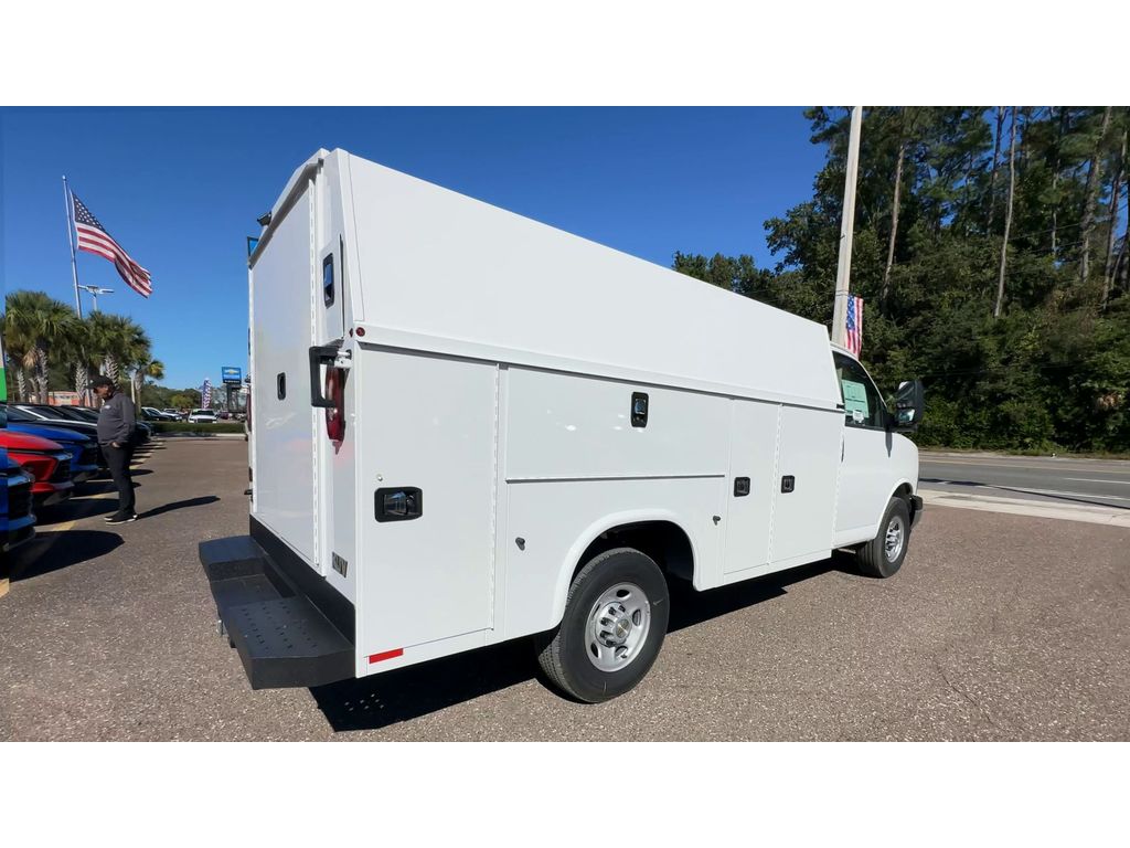 2025 Chevrolet Express Cutaway 3500 photo 2