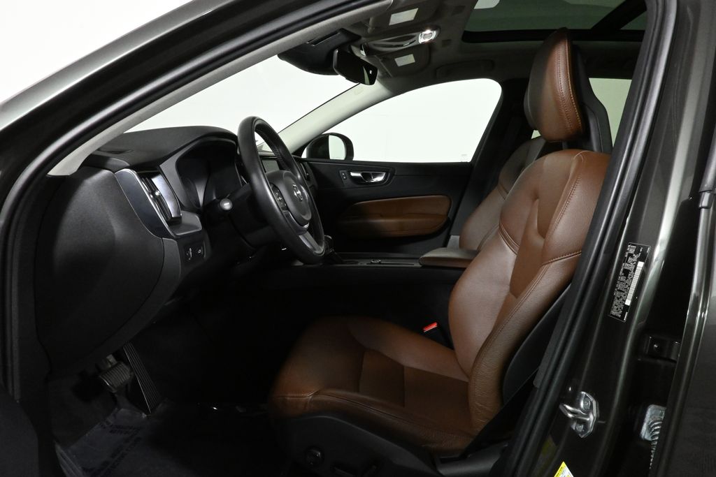 2018 Volvo XC60 T5 Momentum photo 3