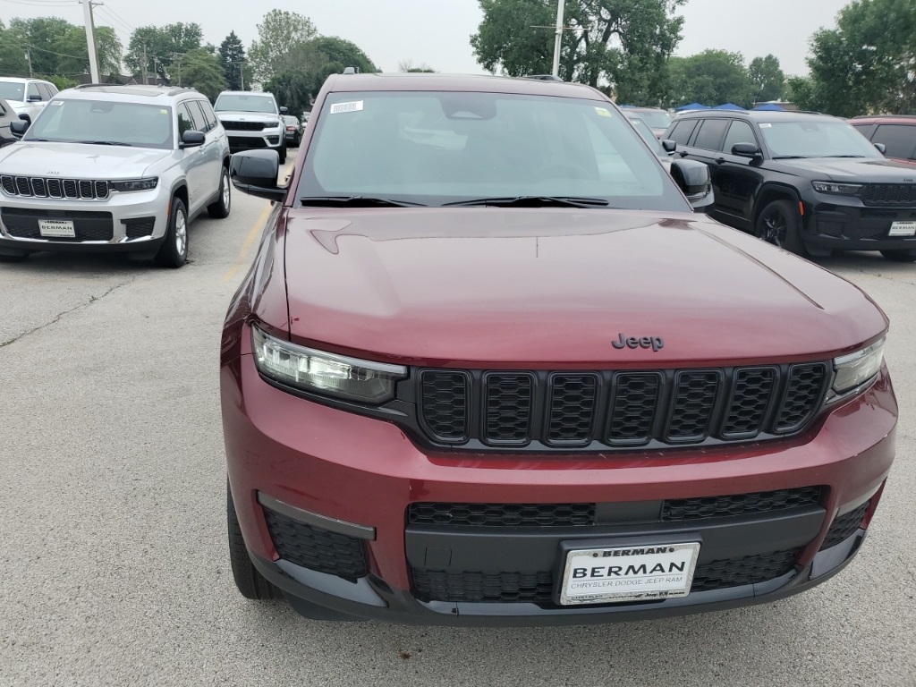 2025 Jeep Grand Cherokee Limited photo 2