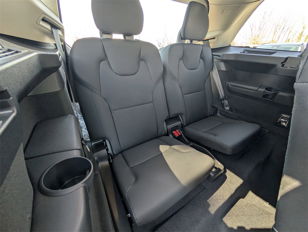 2025 Volvo XC90 T8 Plus photo 4