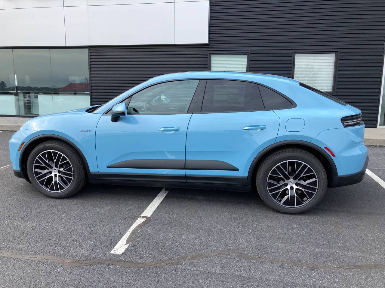 2025 Porsche Macan Electric photo 2