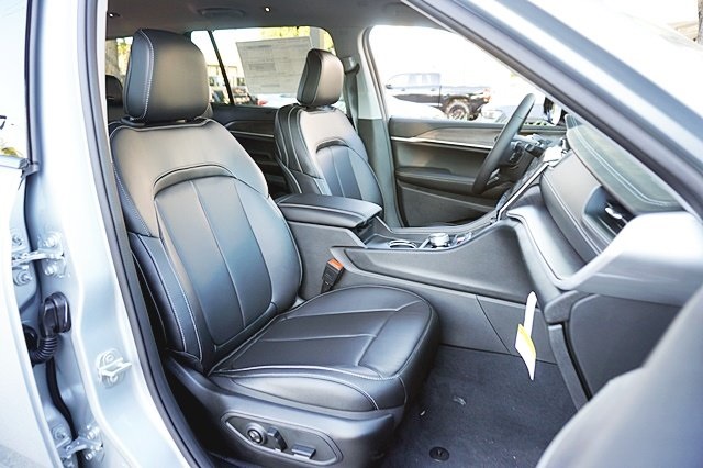 New 2023 Silver Zynith Exterior Paint Jeep Limited image 15