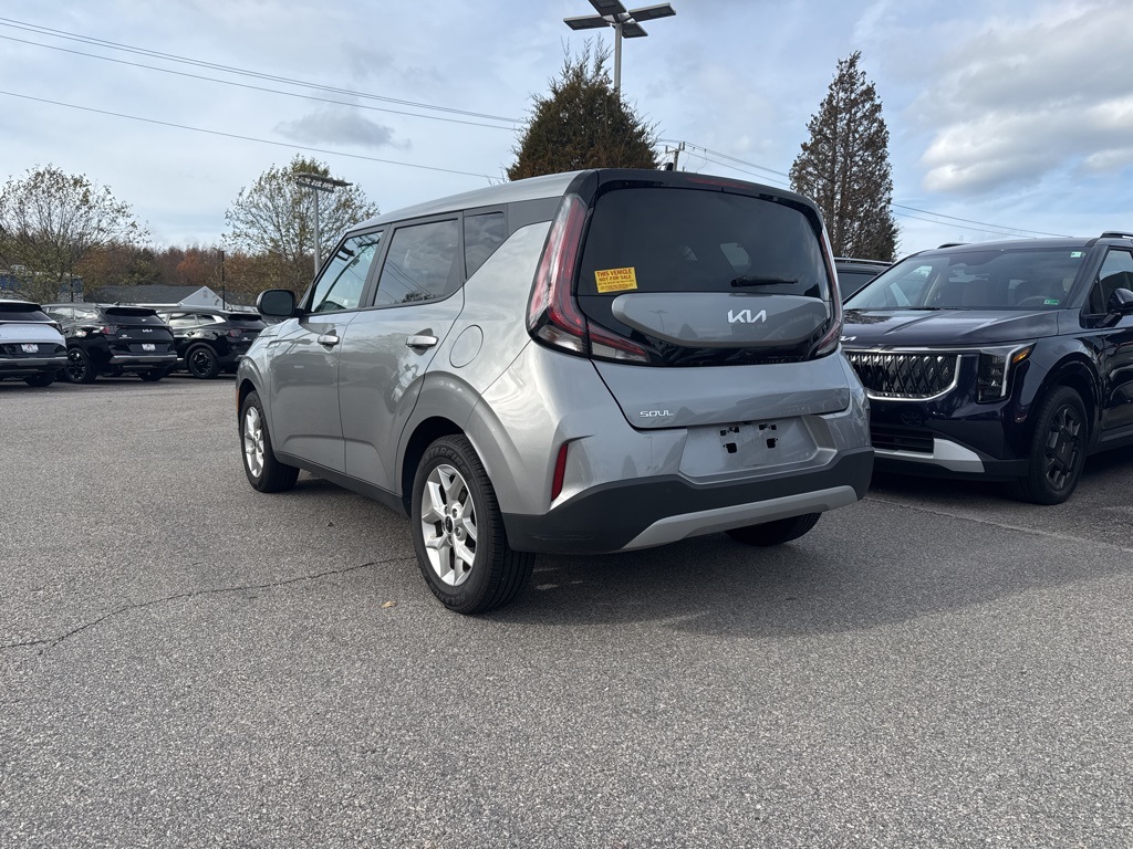 2023 Kia Soul LX photo 2