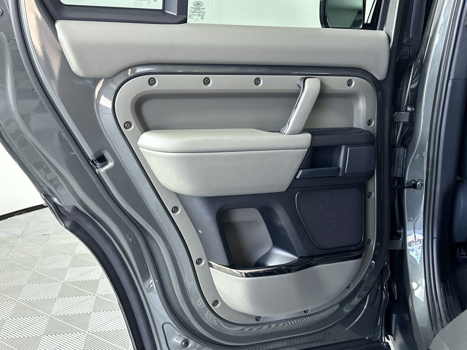 2025 Land Rover Defender 110 photo 25