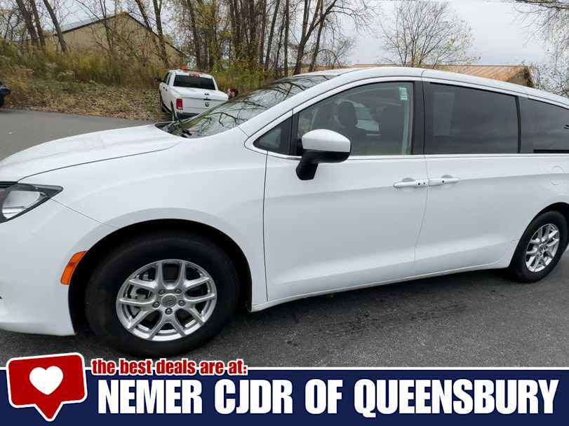 2022 Chrysler Voyager LX photo 4