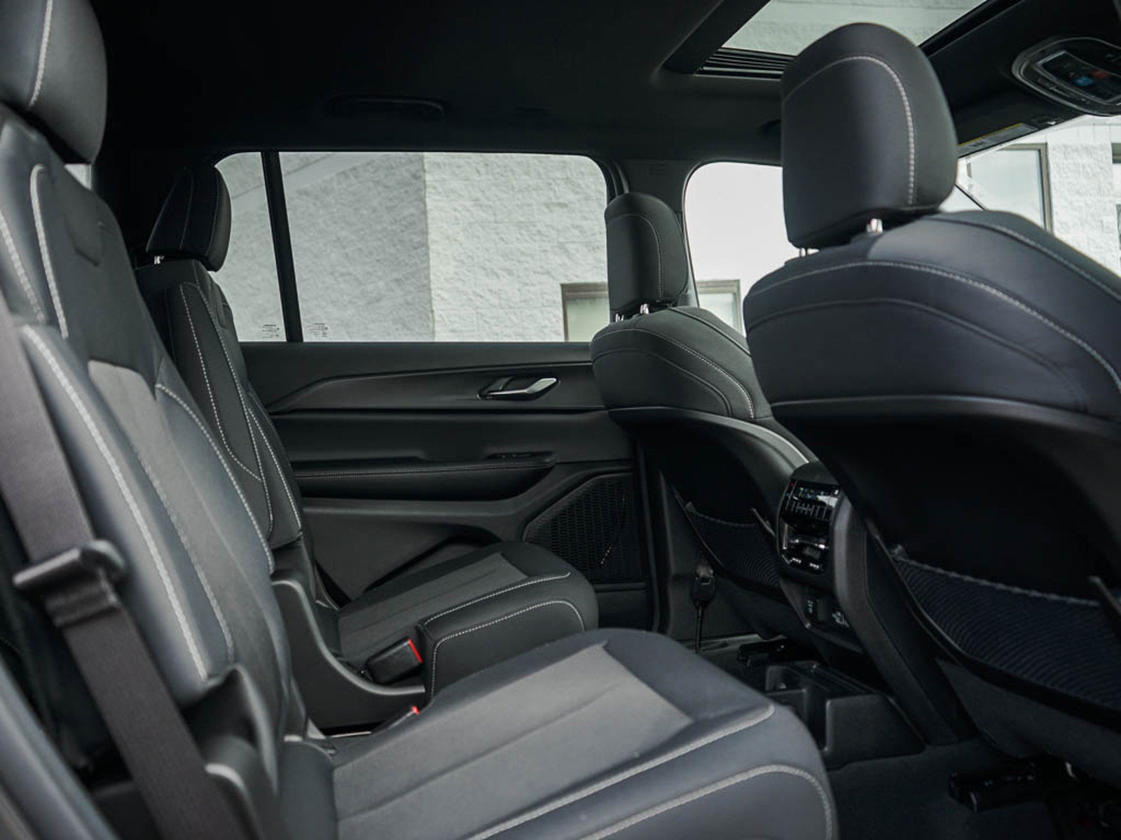 2025 Jeep Grand Cherokee Laredo photo 11