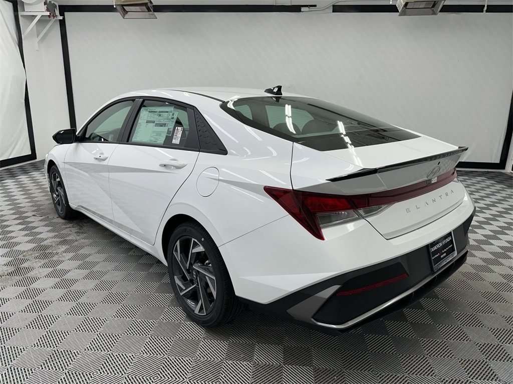 2025 Hyundai Elantra SEL Sport photo 3