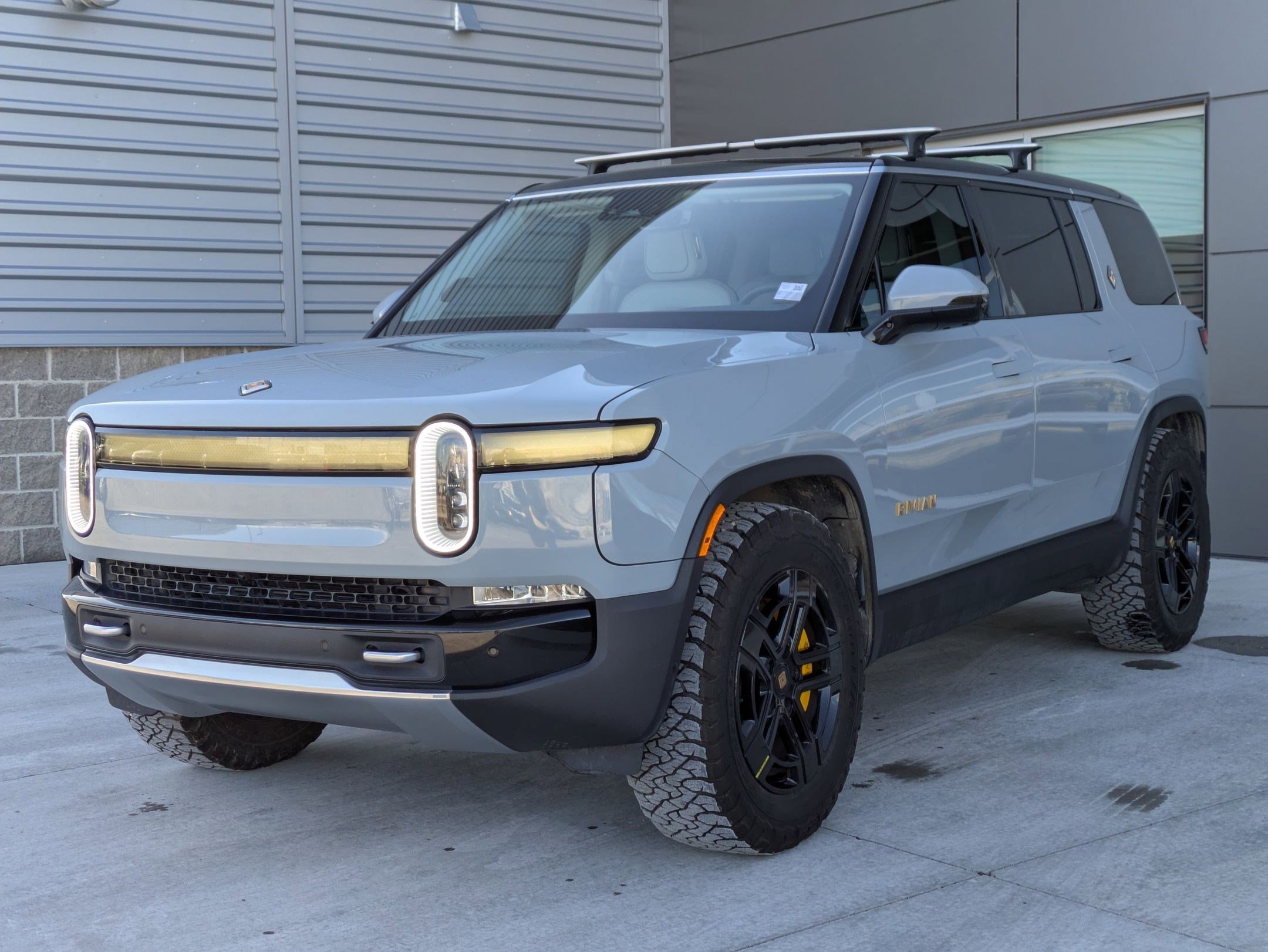2023 Rivian R1S Adventure's photo