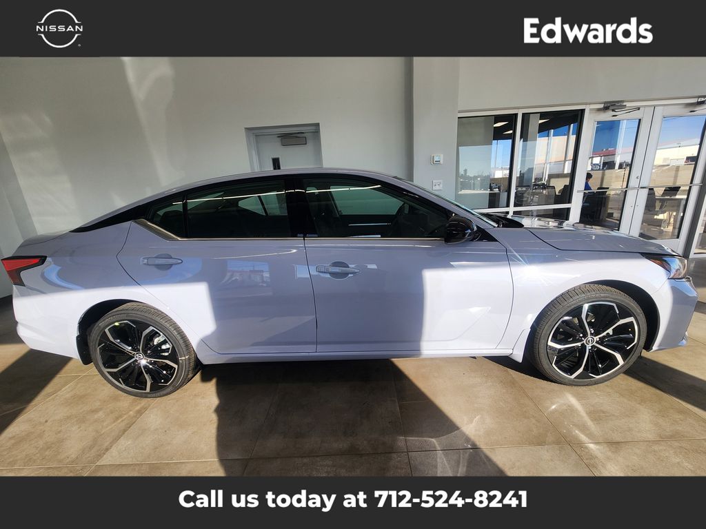 2025 Nissan Altima SR's photo