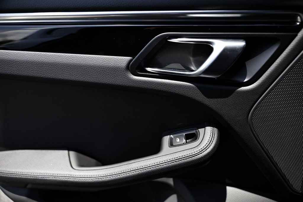2024 Porsche Macan T photo 29