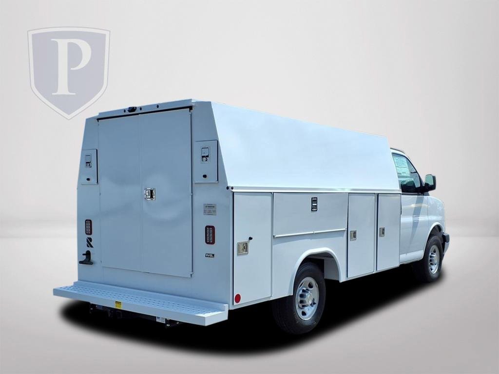 2025 Chevrolet Express Cutaway 3500 photo 2