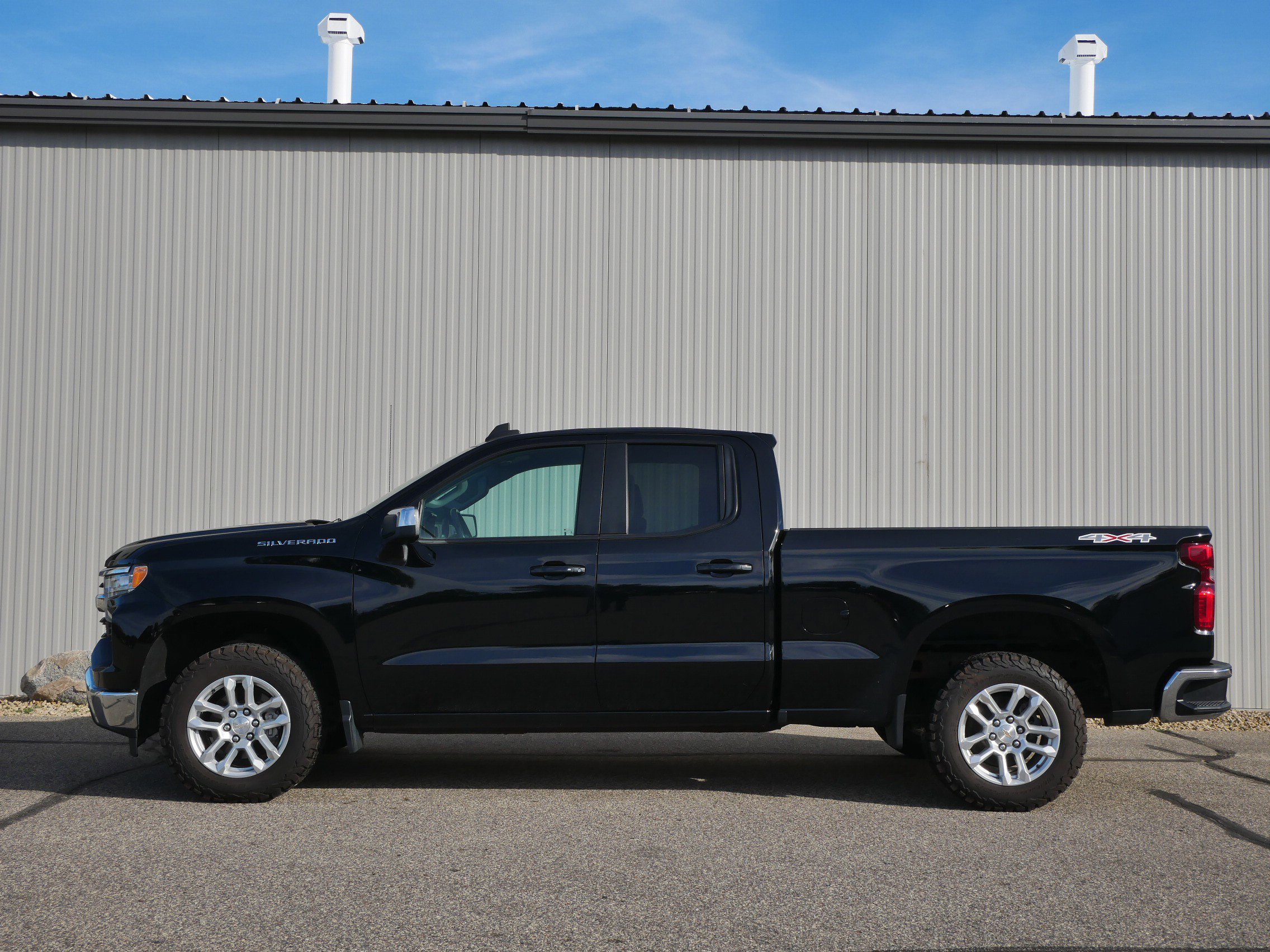 Used 2022 Chevrolet Silverado 1500 LT with VIN 1GCRDDEK2NZ641781 for sale in Hastings, Minnesota