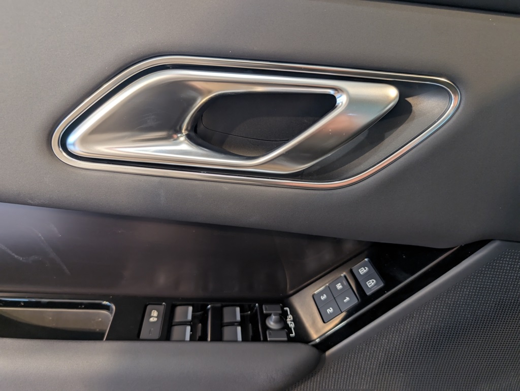 2026 Land Rover Range Rover Velar SE photo 7