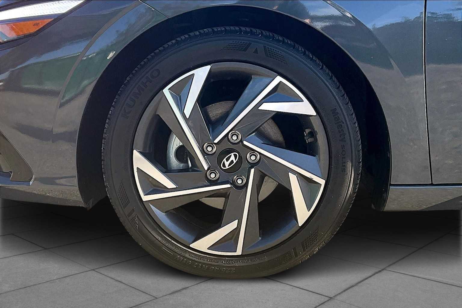 2024 Hyundai Elantra SEL Convenience photo 9