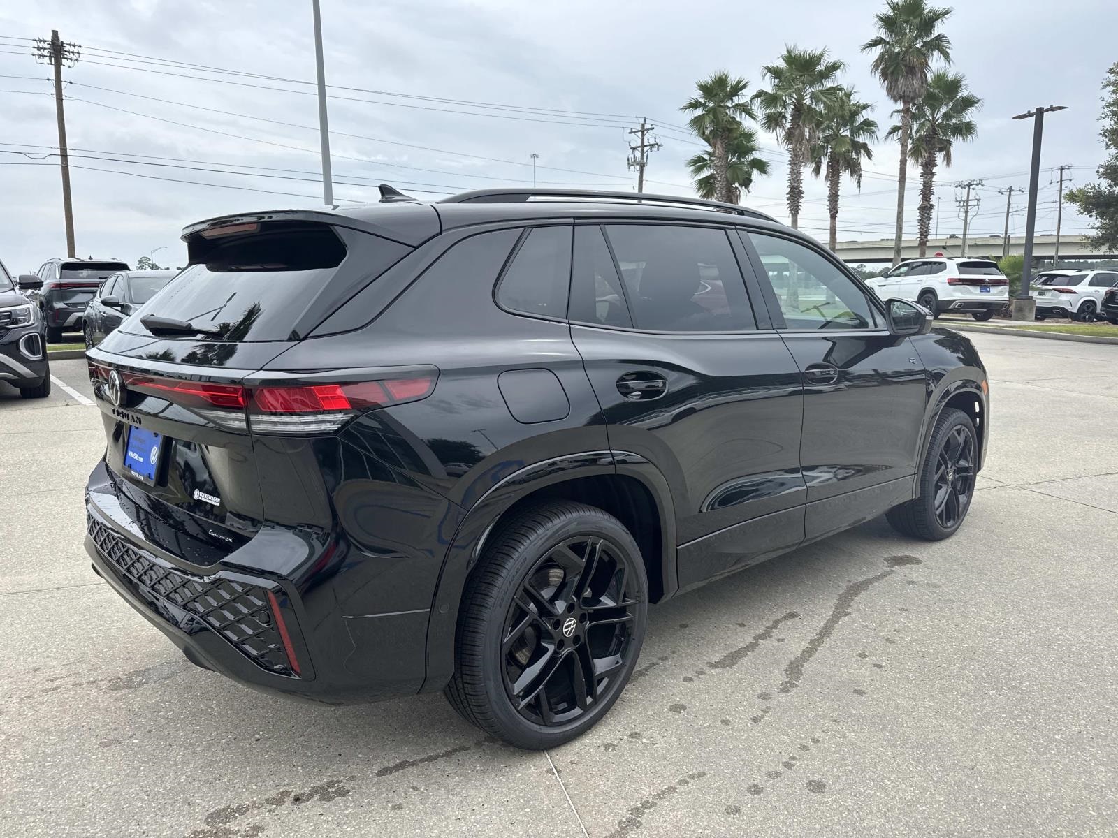 2025 Volkswagen Tiguan SE R-Line Black photo 2