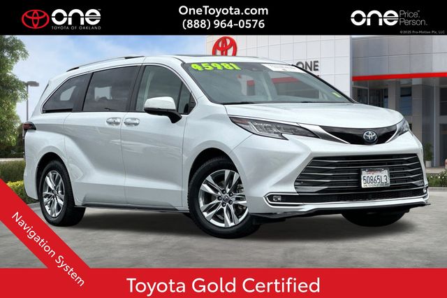 2022 Toyota Sienna Limited's photo