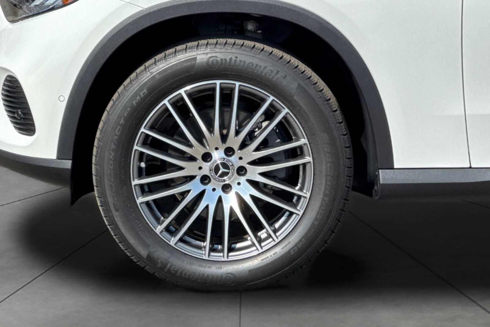 2025 Mercedes Benz GLC 300 photo 2