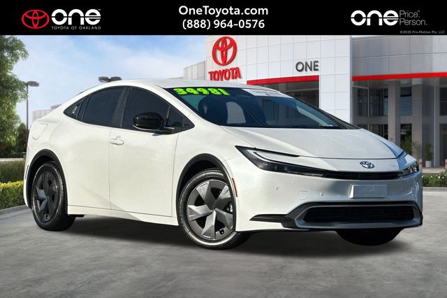 2025 Toyota Prius SE's photo