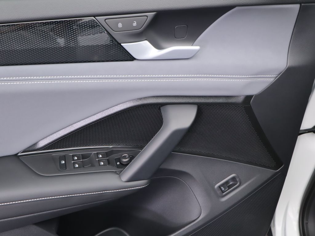 2025 Volkswagen Tiguan SE photo 23