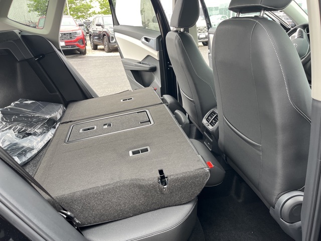 2025 Volkswagen Taos SEL photo 23
