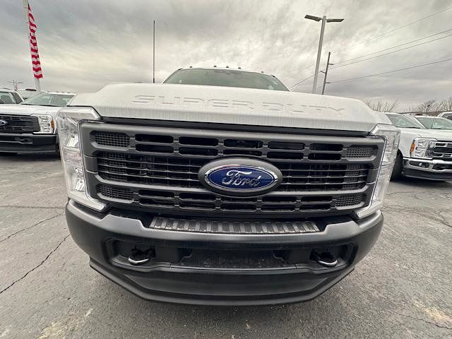 2025 Ford F-550 photo 2