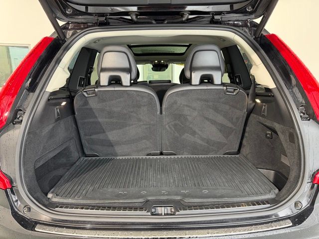 2016 Volvo XC90 T6 Momentum photo 34