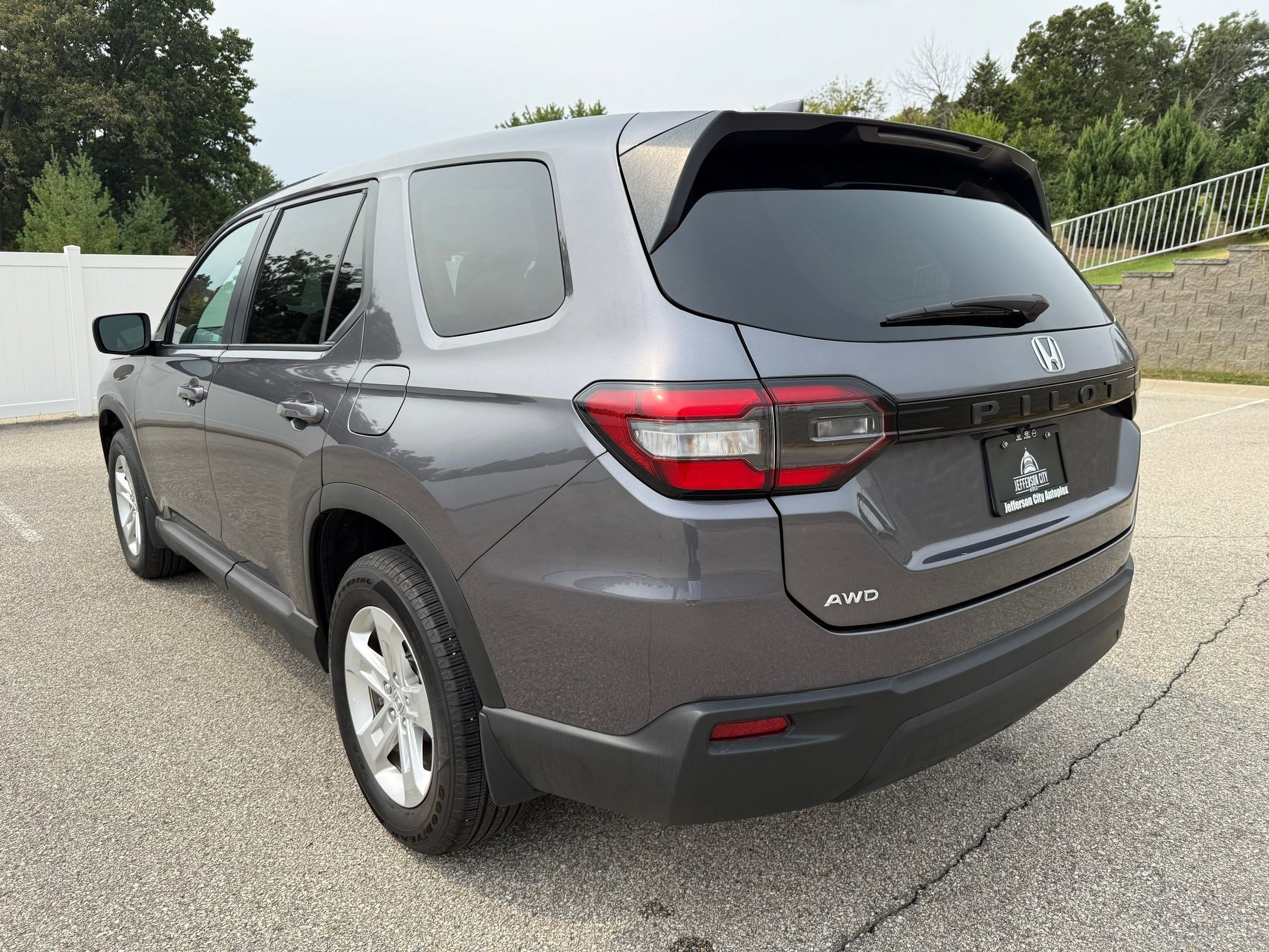 2024 Honda Pilot LX photo 3