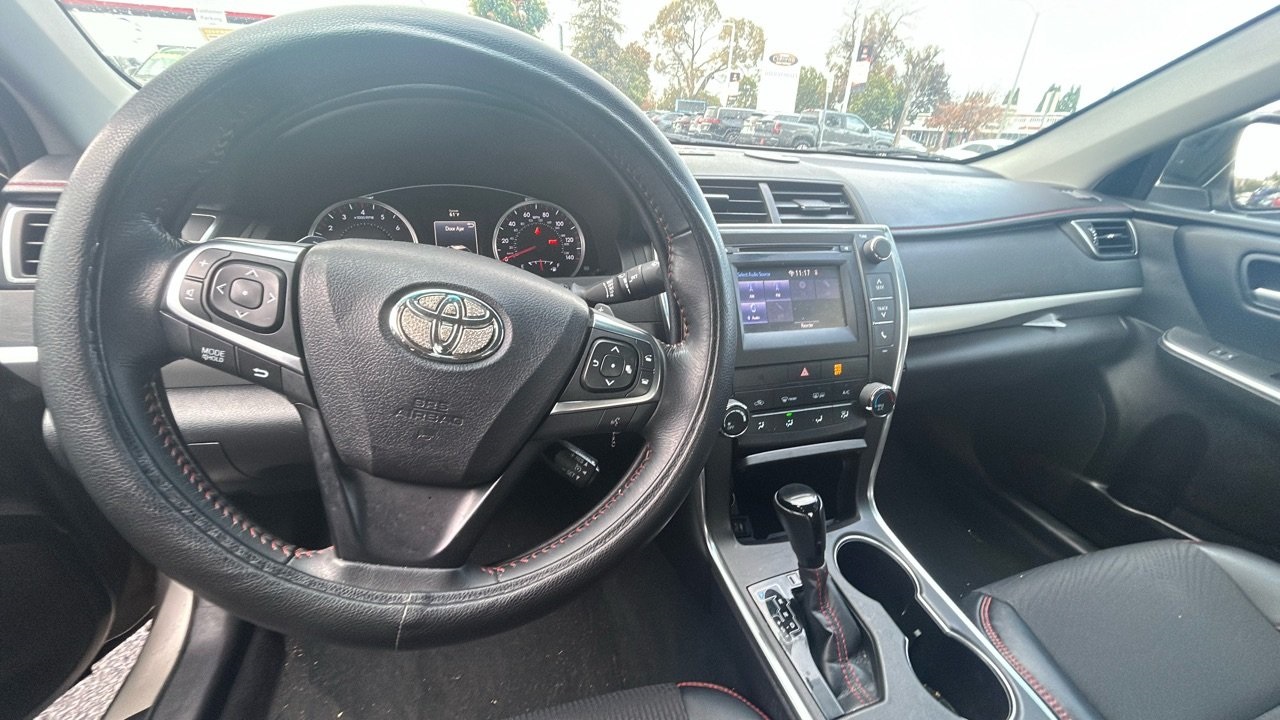 2016 Toyota Camry SE photo 4