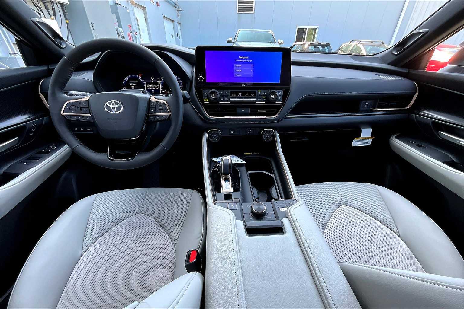 2025 Toyota Grand Highlander Hybrid MAX Platinum AWD photo 5