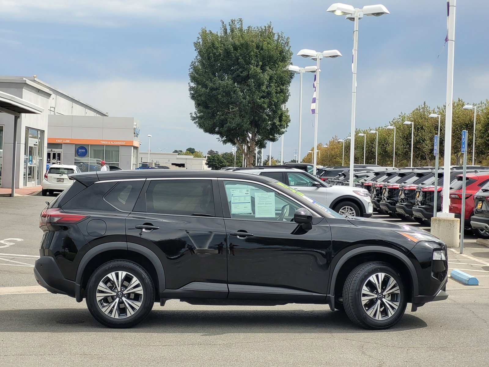 2023 Nissan Rogue SV photo 2