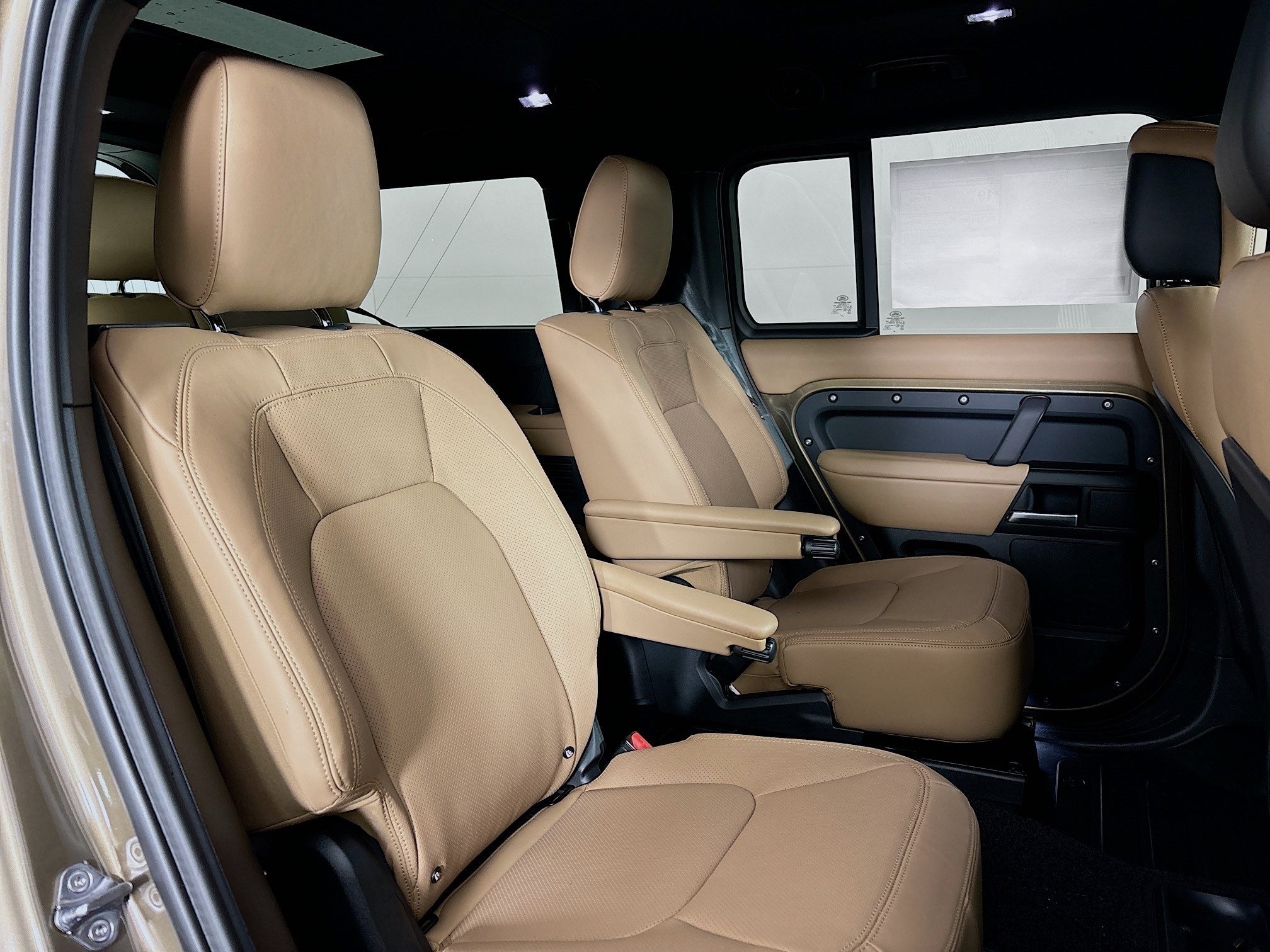 2025 Land Rover Defender 130 X-Dynamic SE photo 29