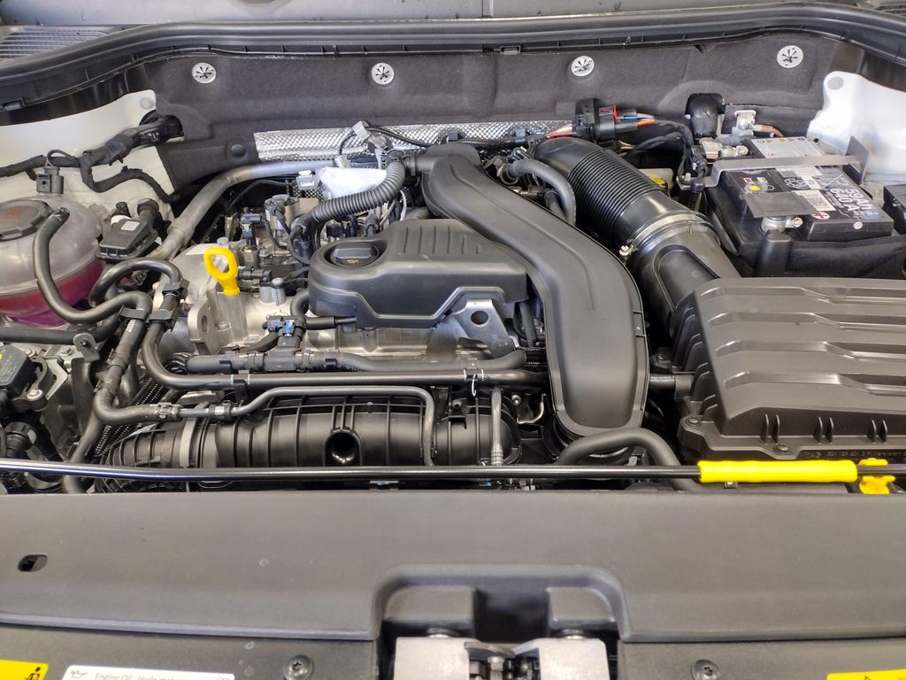 2025 Volkswagen Taos SE photo 4