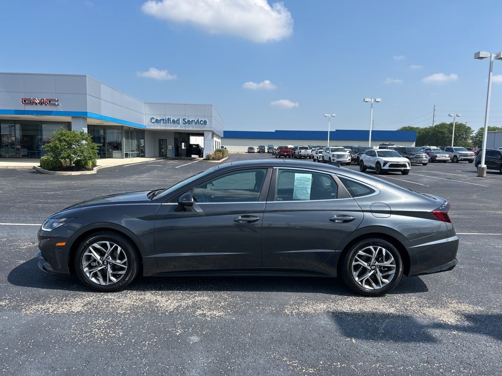 2022 Hyundai Sonata SEL photo 2