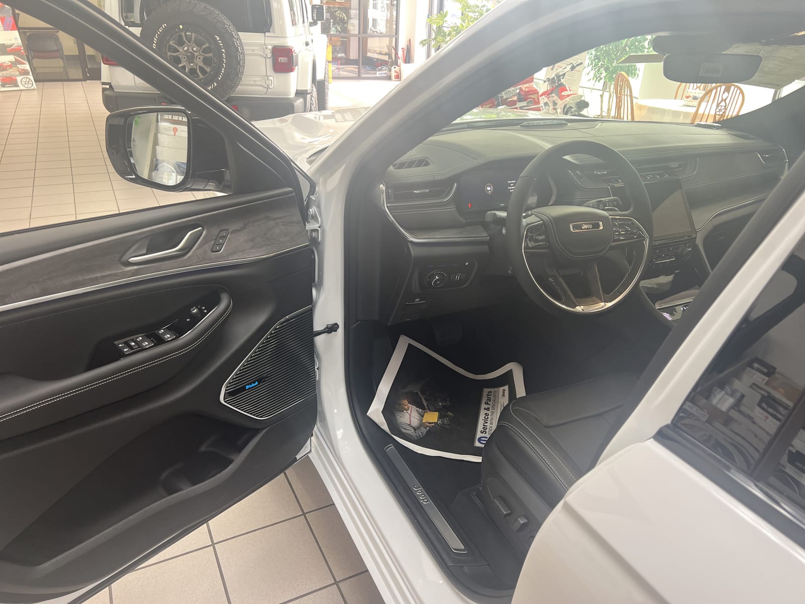 2023 Jeep Cherokee Overland photo 12