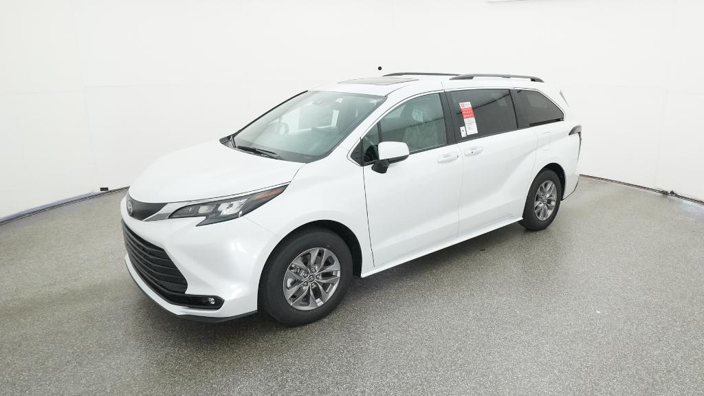 2026 Toyota Sienna XLE's photo