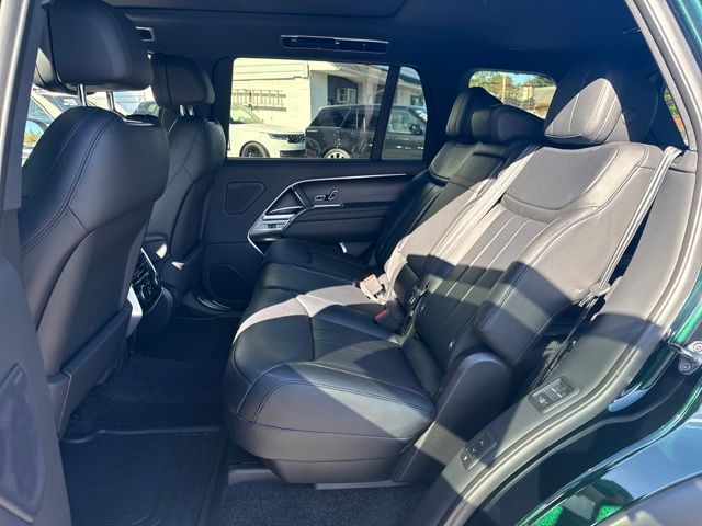 2025 Land Rover Range Rover SE photo 4