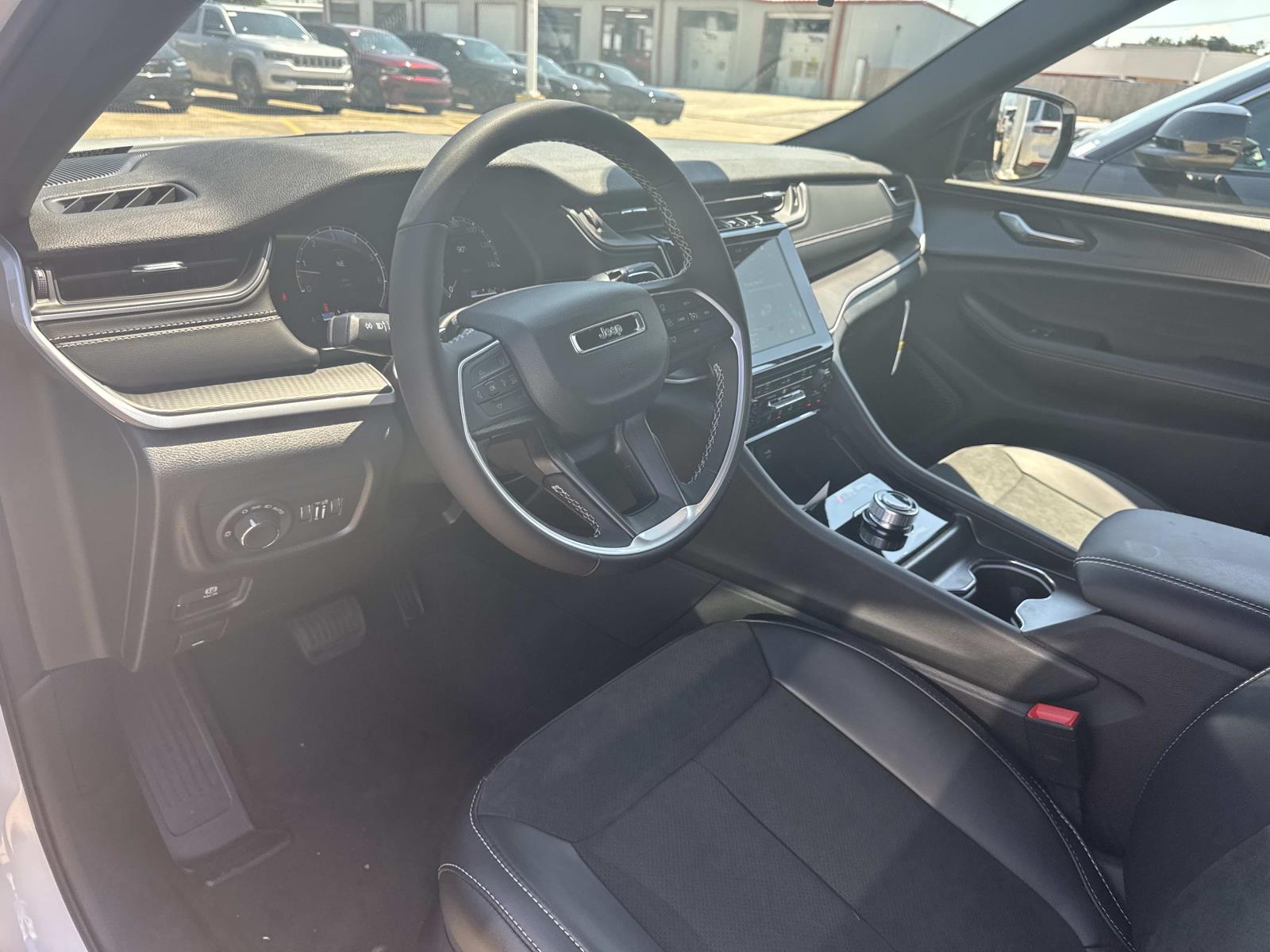 2025 Jeep Grand Cherokee Altitude photo 8