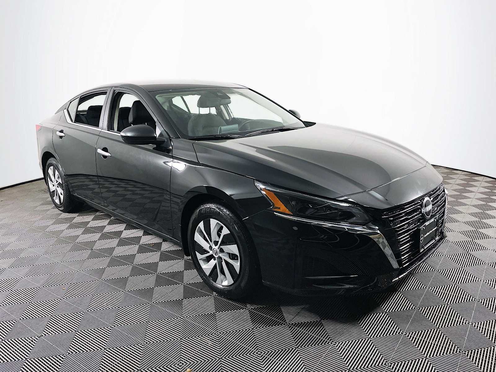 2025 Nissan Altima S photo 2