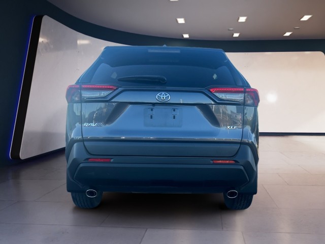 2022 Toyota RAV4 XLE photo 4