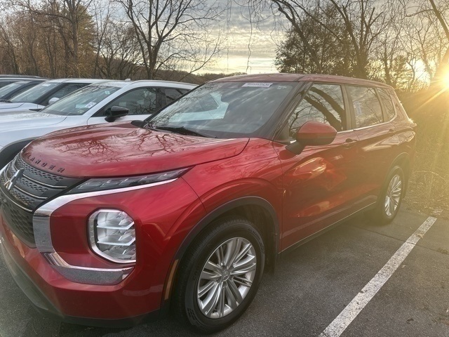 2022 Mitsubishi Outlander ES's photo