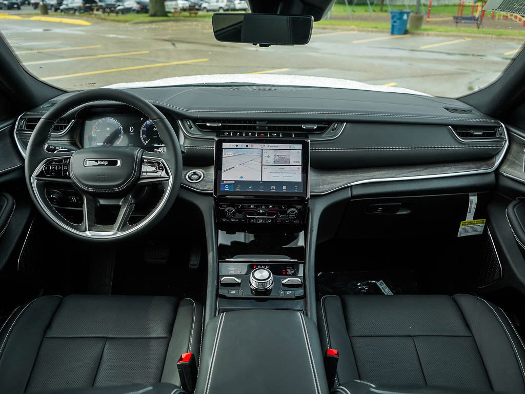 2025 Jeep Grand Cherokee Overland photo 12