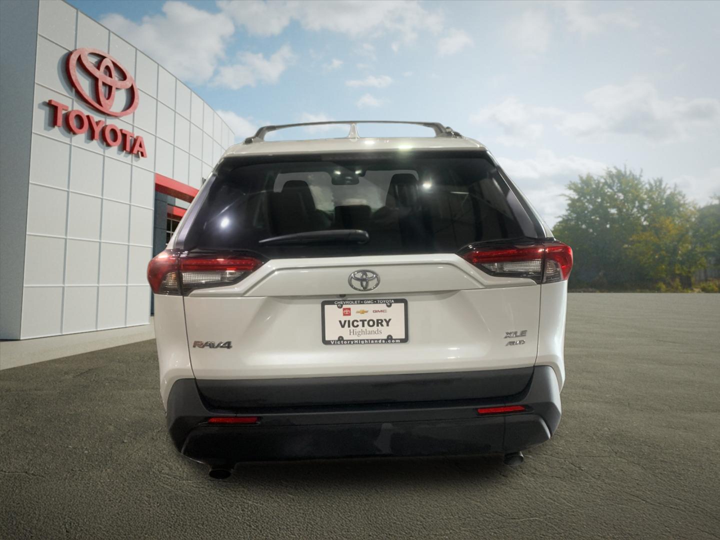 2023 Toyota RAV4 XLE Premium photo 3