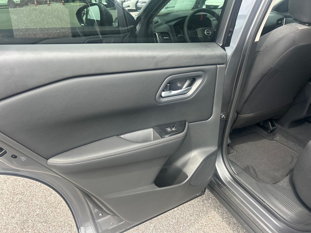 2026 Nissan Rogue SV photo 17