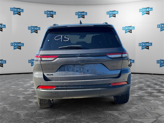 2025 Jeep Grand Cherokee Laredo Altitude photo 4