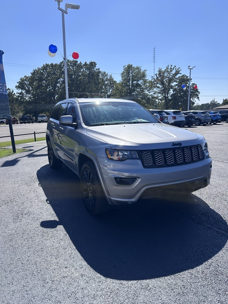 2019 Jeep Grand Cherokee Altitude photo 3